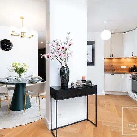 High-end 2br, Ambassador Building, Lift, Skyline View