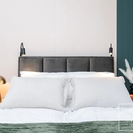 High-end 2br, Ambassador Building, Lift, Skyline View アパート *